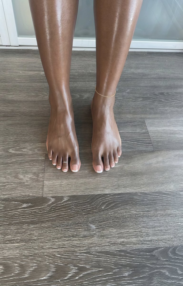 madamecamp's tweet photo. How many licks does it take ? 

#footfetitsh #feet #findom https://t.co/VYNeiaz6Hc