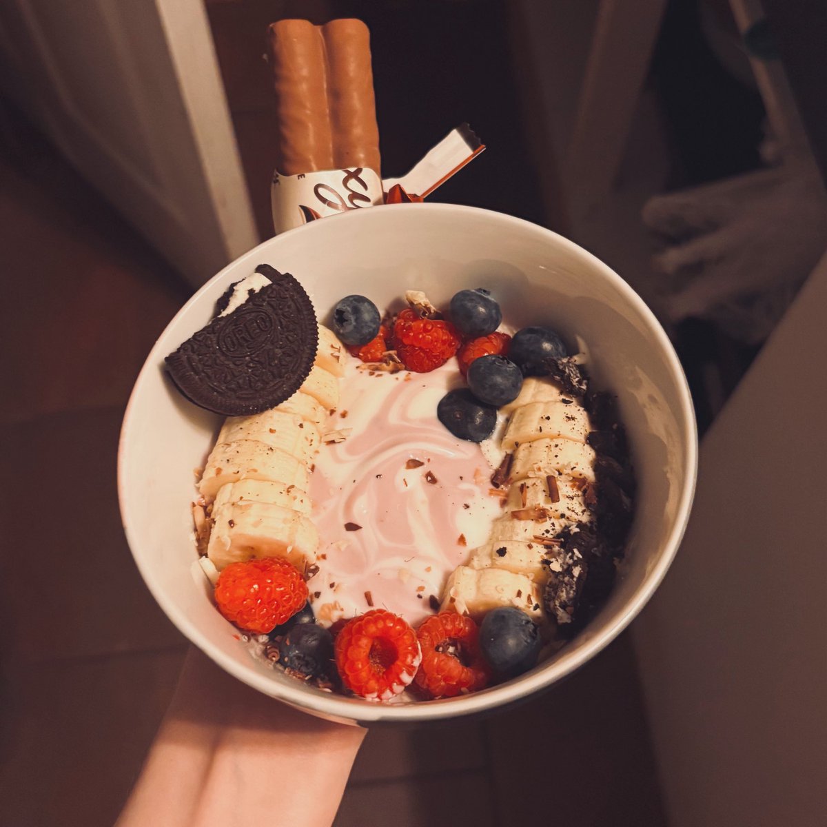 drearymoodz's tweet photo. mixed berry yogurt bowl ❦︎    253c 
greek yog + mixed berry yog base , banana , raspberry, blueberry , oreo    

sorta regret breaking a 50hr fast with this as the base wasn’t thick at all but it was yummy!! (˶ᵔ ᵕ ᵔ˶) https://t.co/VW8uIqYDes