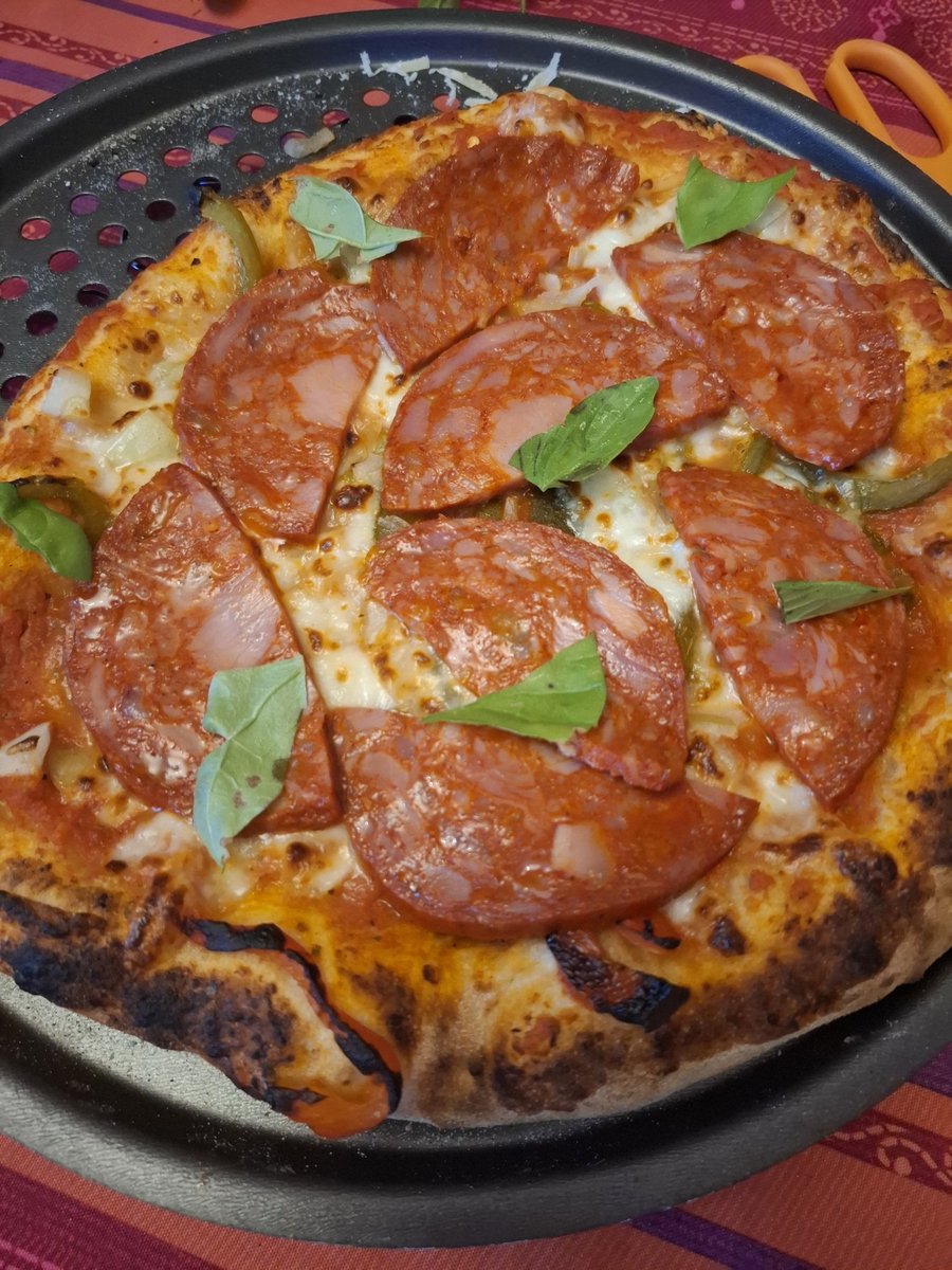 julmra's tweet photo. Bravo l'Espagne c'est grâce à la pizza au gigantesque chorizo https://t.co/aZIz4IHB7N