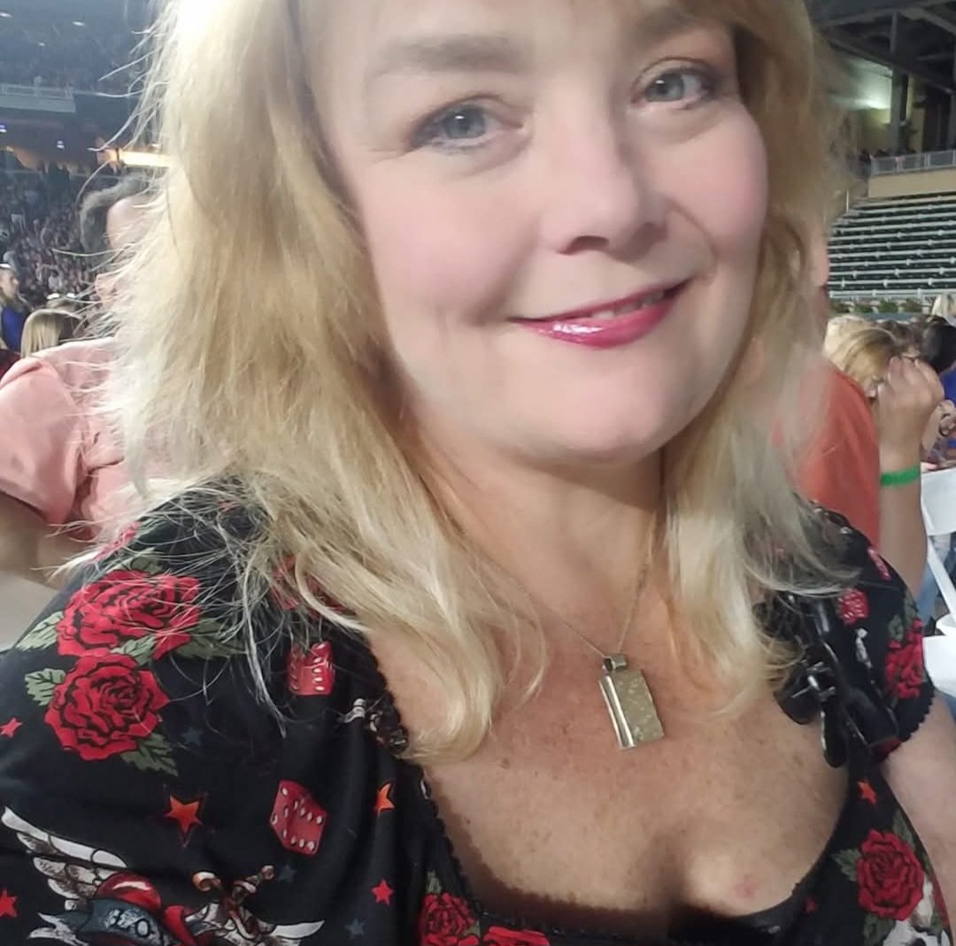 AmyCeltic's tweet photo. At the Def Leppard concert in Minneapolis in 2018 https://t.co/dO4P3hyvvD