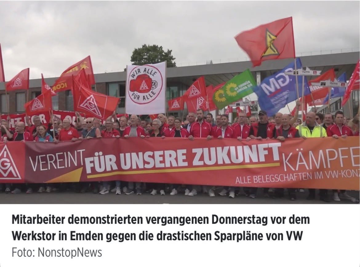 sparbuchfeinde's tweet photo. In Emden als VW Mitarbeiter mit Flagge der Grünen vorm Werkstor protestieren. Stockholm-Syndrom im Endstadium. https://t.co/Os92SCnL6b