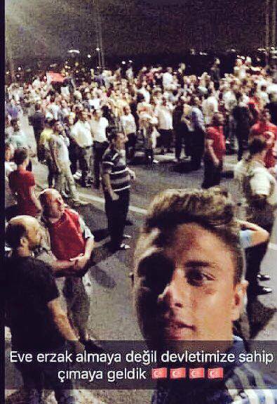 nedimsener2010's tweet photo. 15 Temmuz, “Eve erzak almaya değil devletimize sahip çıkmaya geldik” mesajını paylaştıktan iki saat sonra Boğaz Köprüsü’nde FETÖ’cü hainlerin kalbinden vurup şehit ettiği 21 yaşındaki Batuhan Ergin’in yazdığı gibi;
Bankamatik kuyruğu ve marketlerden makarna almak için sokağa çıkanlarla, 
devlete sahip çıkmak için sokakları dolduran kahramanların, 
TOMA’yı görünce aslan olup tank görünce kediye dönenlerle, 
tank ateşine göğsünü siper eden yiğitlerin ayrıldığı gecedir.
#15TemmuzDestanı #İradeBizimZaferBizim diyenlerindir
