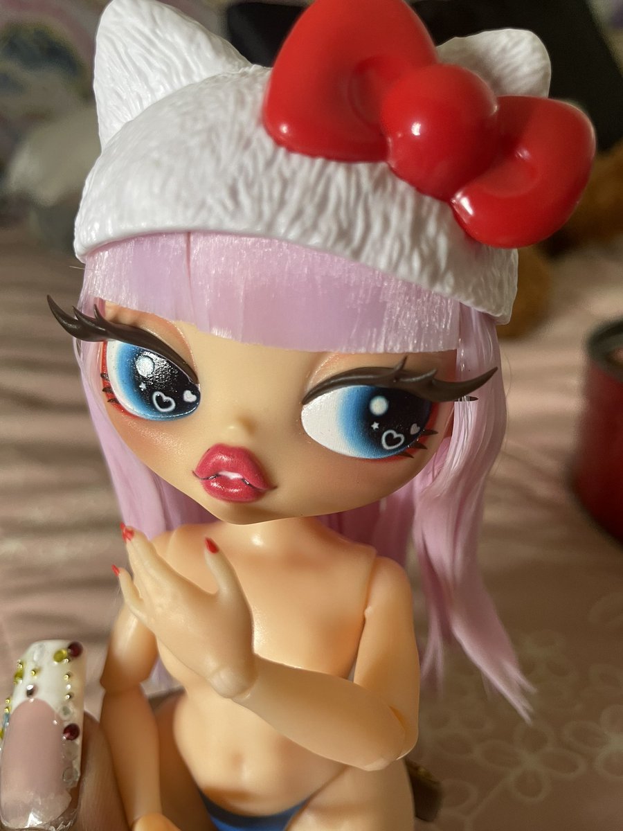 OmggStaar's tweet photo. lol Omg Hello Kitty and Friends hats will stay in tack with these hair t-pins . And they aren’t that distracting visually . #dolltwt https://t.co/A8wvD2Cpov