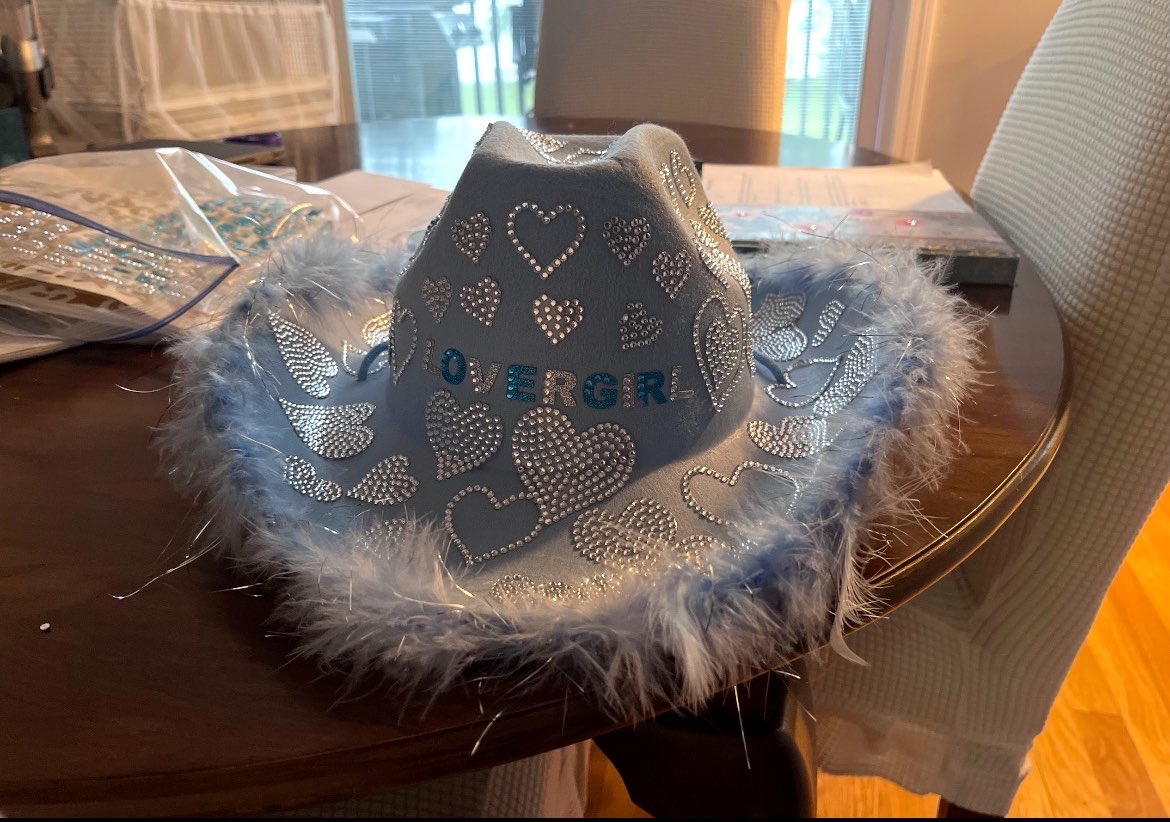 MMONWILLPOWER's tweet photo. another year we're still here. two hats, two best tours ever. #BostonLocketTour @madisonbeerhq https://t.co/iWz5t882y6