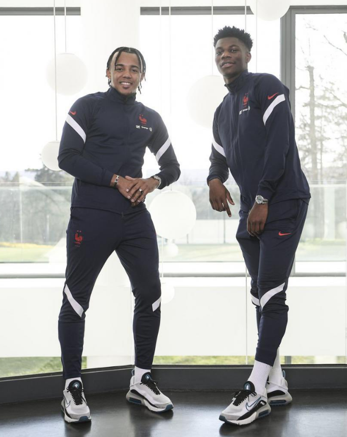 th4way's tweet photo. leurs leggings sérré la https://t.co/QC3HmI4LbS