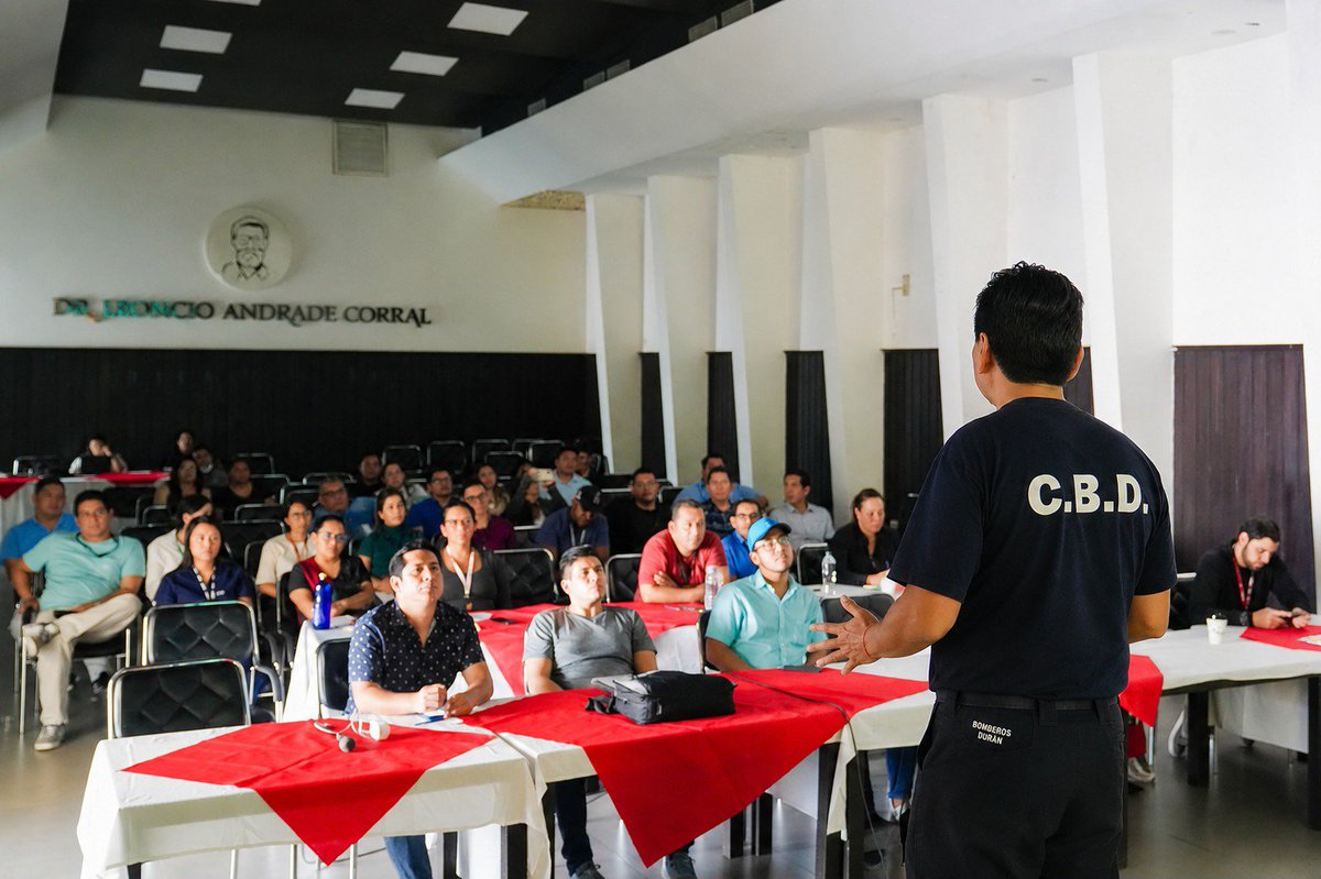 BomberosDuran's tweet photo. 🚨🔥 FORTALECEMOS CAPACIDADES PARA PROTEGER VIDAS 🚒
Bomberos de Durán capacitó a personal de instituciones de salud y entidades de la Zona 8 en SCIH, SCI, Evacuación y Rescate, y Brigadas Contra Incendios, fortaleciendo la coordinación y respuesta ante emergencias.
#CBMCD https://t.co/QoPOOpDaLO