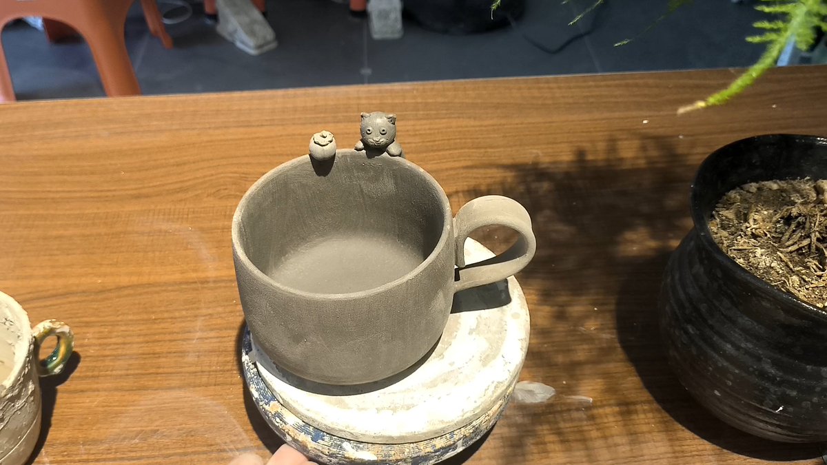 elenaderksen1's tweet photo. Stepped into a sunlit studio, lost 2 hours in mixing clay, and walked out with a lopsided mug that feels like my little piece of magic. Pottery days hit different ， https://t.co/sIkmGNQGm2