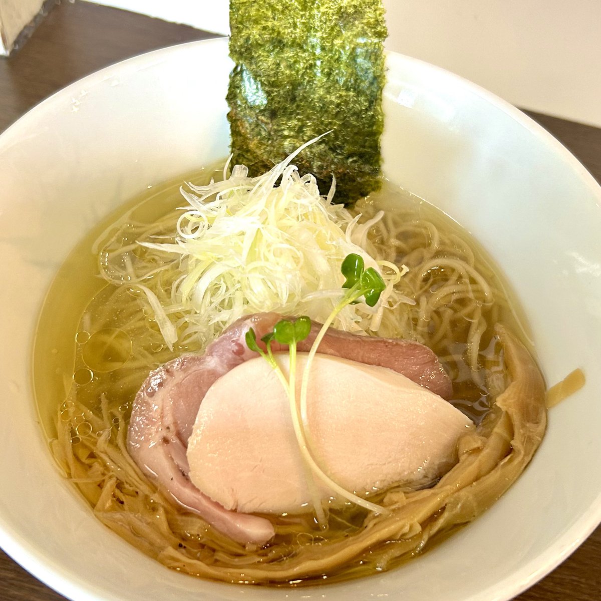 Rasen201311's tweet photo. レビューを投稿しました「中華そば（塩）」@麺屋 鳳
牛久の新店
閉店した「麺屋 元」さんの後に入ったのは、2024年11月30日に閉店した、ひたち野うしくにあったこの店
守谷で背脂味噌チャーシューをいただいた後の２杯め。次に狙ったのはこちら。
二郎系メインで、けっこう人…https://t.co/4kcGdOtPEo https://t.co/kgNeARLNLF