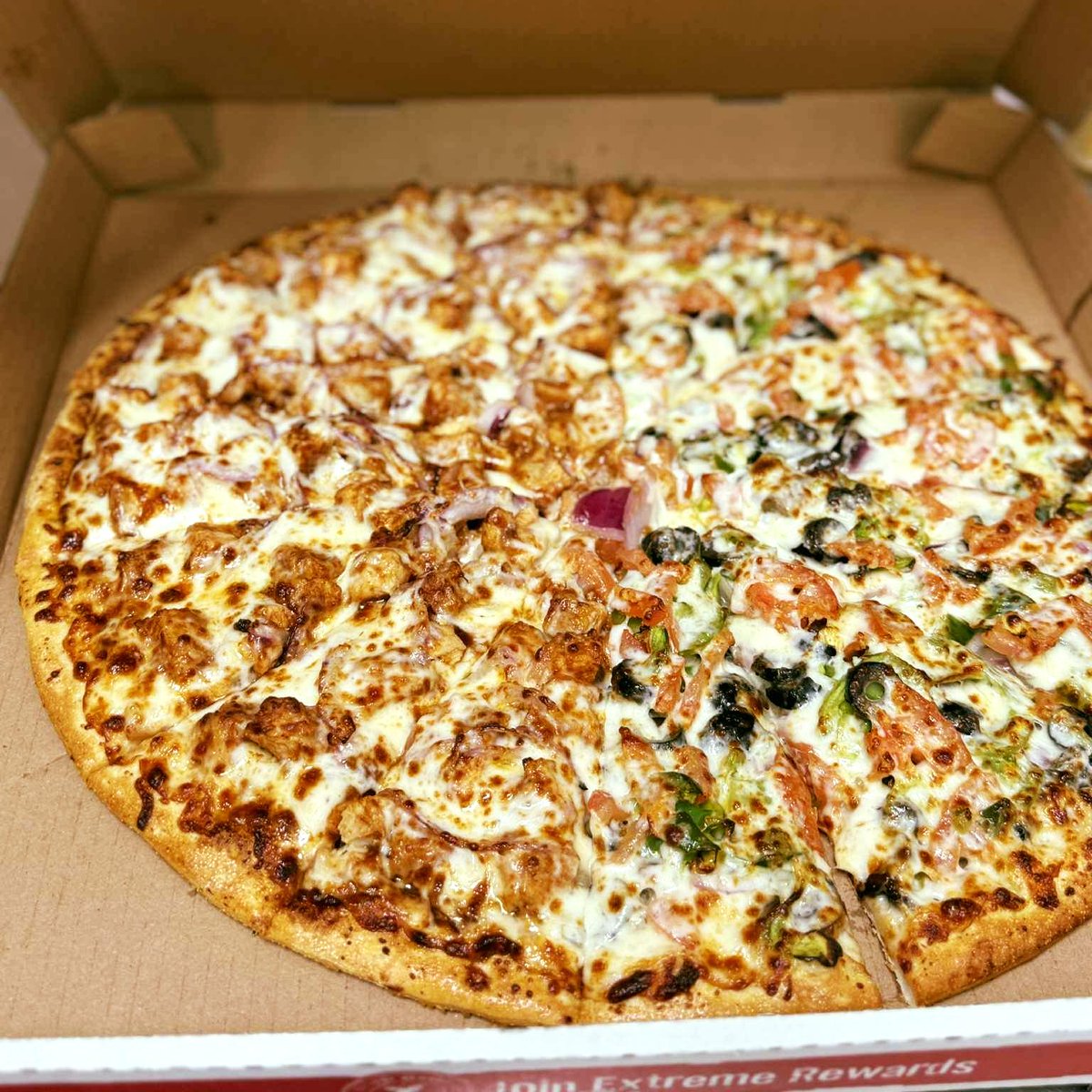 Extreme_Pizza's tweet photo. Tuesday Extreme POV: Create your own (CYO) pizza 🍕🍕By Simran K. #ExtremePizza #pizzalovers #pizza #pizzadelivery #lunch #dinner #vibes #pizzavibes https://t.co/tC2n7hNajH