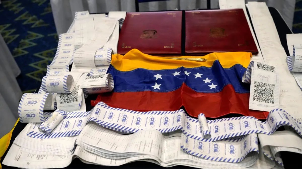 SantiagoRafa11's tweet photo. “Los líderes políticos (@MariaCorinaYA y @EdmundoGU) ratificaron que el centro de cualquier acuerdo y decisión debe ser la urgencia de la gente, y que abogarán por el respeto del mandato popular de los venezolanos.” https://t.co/eRTV7m85PX