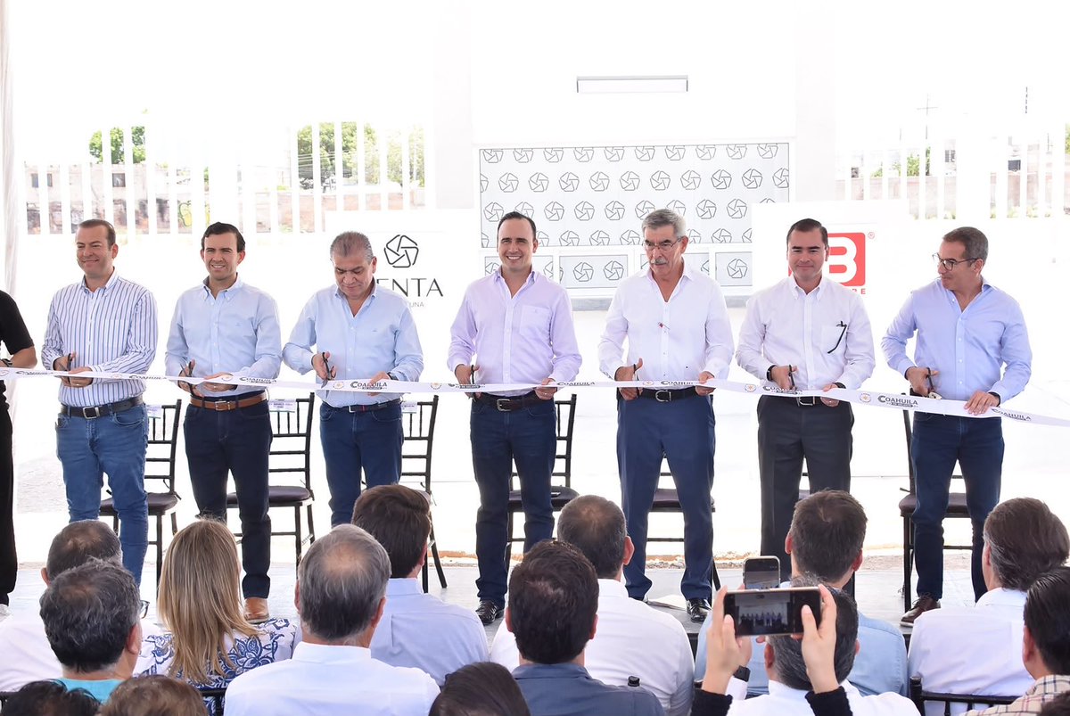 Veronica_mtz's tweet photo. Continuamos acompañando a nuestro gobernador Manolo Jiménez y al alcalde Miguel Ángel Riquelme en la colocación de la primera piedra de Penta Park Laguna.

#VeroSíCumple #Diputada #Torreón https://t.co/8XTezzhLQR