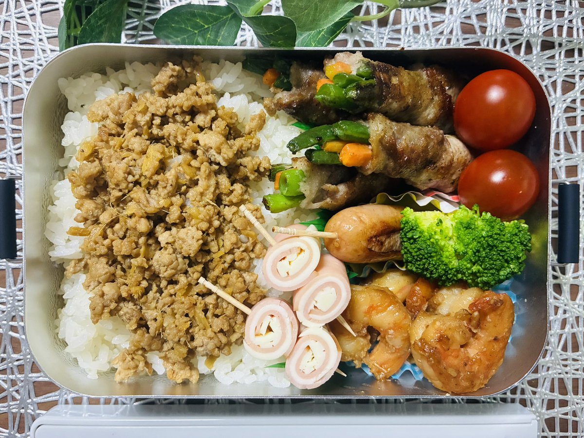 BentoBento7710's tweet photo. 今日はちょっと頑張った日😁そぼろ入れてというのでスプーン持たせました😁海老は甘辛照り焼き味。今日は空きコマがあって友達と学食でアイス食べるというので気持ち米の量少なめです。
#息子弁当
#男子弁当
#今日のお弁当
#お弁当記録 https://t.co/fUZPDfSIQo