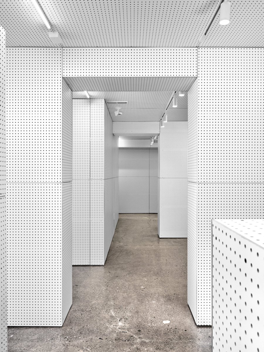 METALOCUS's tweet photo. Con una superficie de 145 metros cuadrados, el espacio proyectado por Studio Jean Verville Architects, se organiza mediante un sistema modular compuesto por elementos móviles y componentes intercambiables que permiten configurar cientos de distribuciones distintas, con la posibilidad de albergar exposiciones, conferencias, reuniones, talleres y diversos eventos culturales.