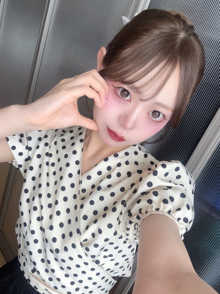 HANA_MLL's tweet photo. 朝配信はじめるよ〜！！水玉ちゃんだよ🫧 https://t.co/txDYxwzJcP