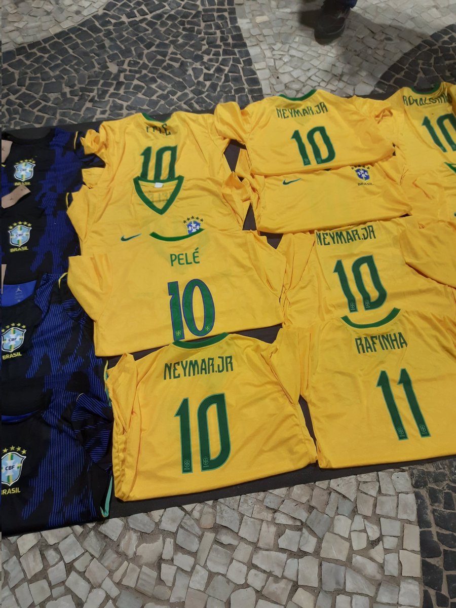 hugoquinteiro's tweet photo. Visitinha no RJ, Pelé e Neymar, estão maior que vini e zico, pelo menos na orla https://t.co/Q8NEyHrCEc