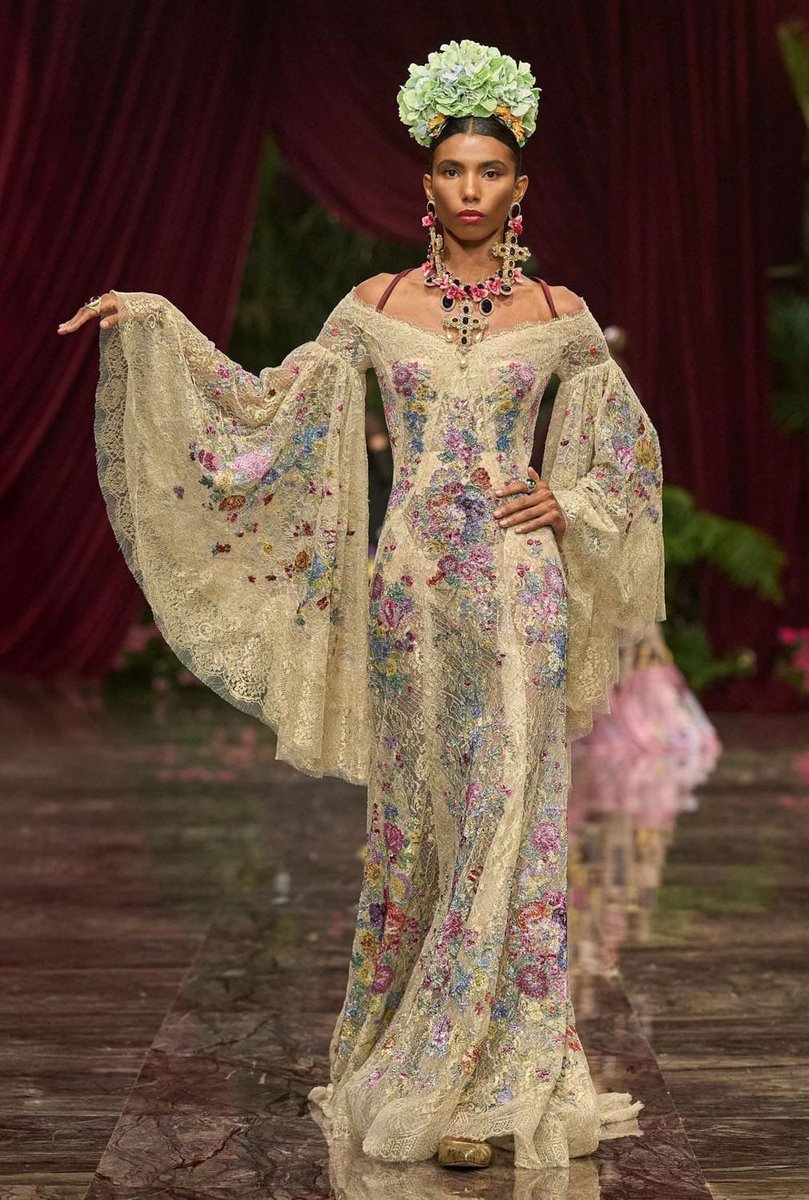 LaModeUnknown's tweet photo. ENCHANTING

✨️Dolce &amp; Gabbana✨️ just presented their Alta Moda 2026 collection in Taormina, Sicily — ALL the ONE HUNDRED looks in a thread.🪡🧵

PS: an extravagant garden of hand-applied florals, lace, tulle and cocooning fur. https://t.co/no8YI0JrIX