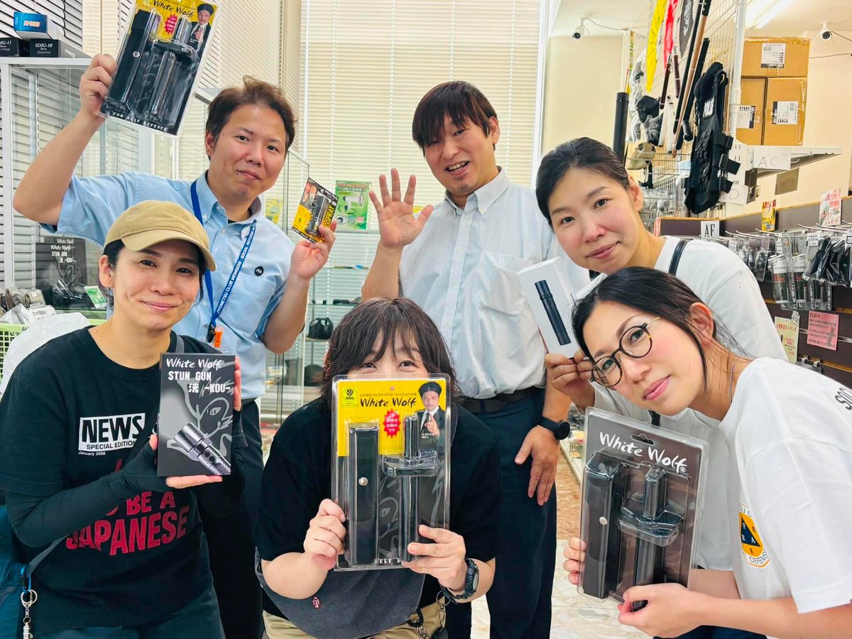 CAB53065's tweet photo. 大分県『SSボディーガード』へ訪問し関暁夫さんお勧めモデルを購入😊
プロから一般の方まで安心できる商品✨
そしてこちらも大分県『タイニーハウスジャパン』
軽自動車でも牽引できるこだわりが詰まったトレーラーハウス

#SSボディーガード
 #タイニーハウスジャパン
#情熱クラブ一般社団法人 https://t.co/8TKB41mrL9