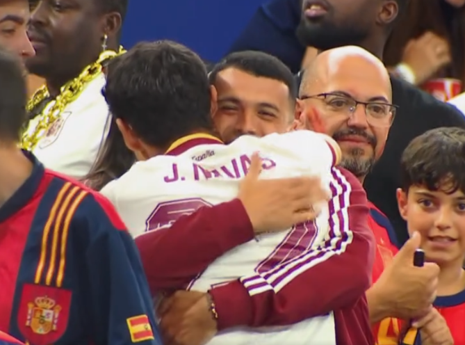 besoccer_ES's tweet photo. Qué imagen

El heredero del lateral derecho de España recibiendo un abrazo del lateral derecho que nos hizo campeones https://t.co/QNzLFtVPbD