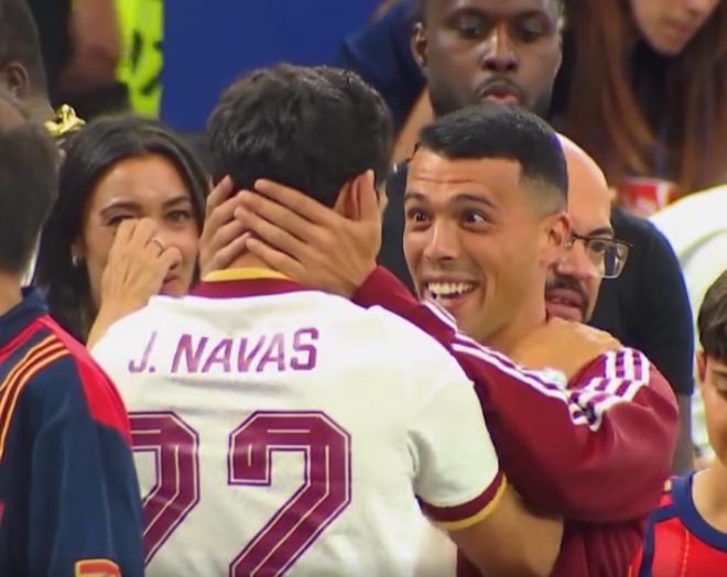 besoccer_ES's tweet photo. Qué imagen

El heredero del lateral derecho de España recibiendo un abrazo del lateral derecho que nos hizo campeones https://t.co/QNzLFtVPbD