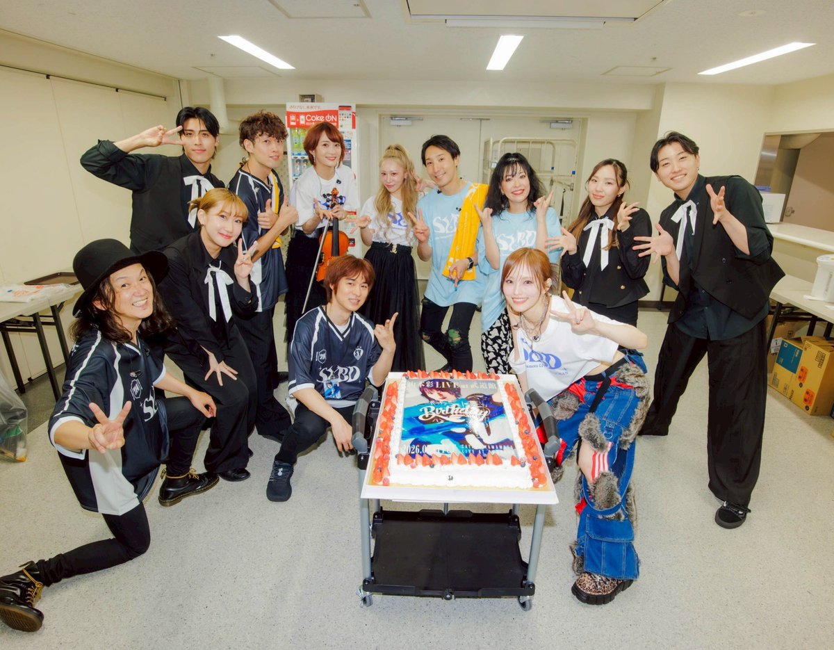 AyAsA_violin's tweet photo. おはようございます☀️
昨日は…✨
【山本彩 LIVE at武道館】
#山本彩_武道館 
記念すべき最高の1日でした💙
ライブの始まりからファンの方々の歓声が凄まじくて、みんながこの日を待っていたんだなと胸が熱くなりました❤️‍🔥🥹
さや姉様の今まで、そしてこれからを感じる素晴らしきライブにお供できて本当に嬉しいし幸せです🎻✨
さや姉様、我らみんなを武道館に連れて来てくれてありがとう💙
これからも輝き羽ばたきまくって下さいな🪽✨
そして改めてお誕生日おめでとうございます🎂
#チームSY