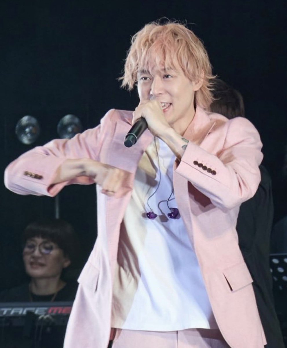 hiroro13221's tweet photo. 3年前は
頑張ってるのはいつもヒョンだけとユファンくんが言う一言に尽きる活動だった
力及ばずお蔵入りした悔しさから
今は頂いた仕事は誠心誠意挑んで
苦しい時寄り添ったファンの要望にも応えて
喜ぶ顔を見る事に命をかける人
オンマと同様に好きな事を思い切りやって幸でいてと願うだけ
#ユチョン https://t.co/05BmdLD8xZ