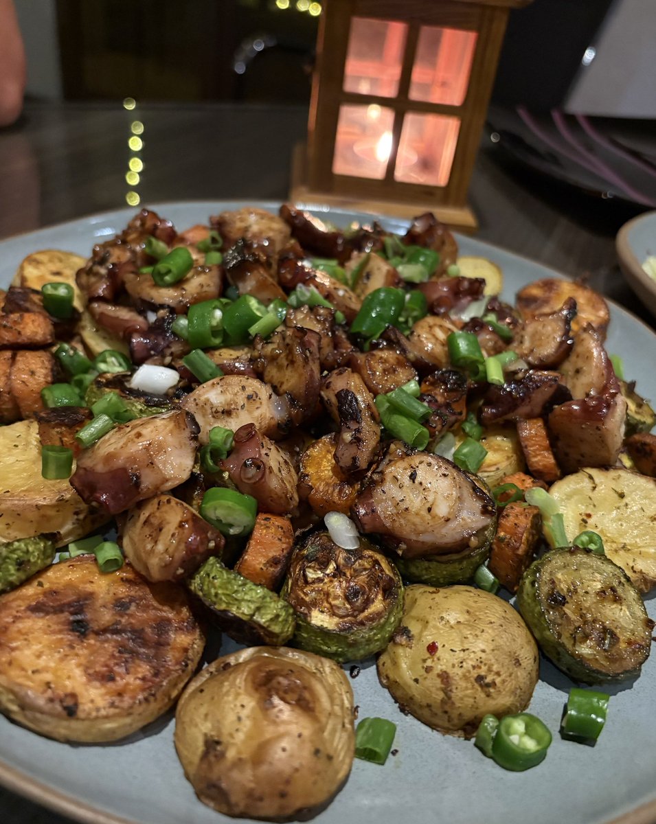 MostafXYZ's tweet photo. مدیونین اگه فک‌نکنین به همین مناسبت طبخ اسپانیایی نشده 😏
  pulpo a’la gallega + کدو + هویج 🤓 https://t.co/LvePpQFFdu
