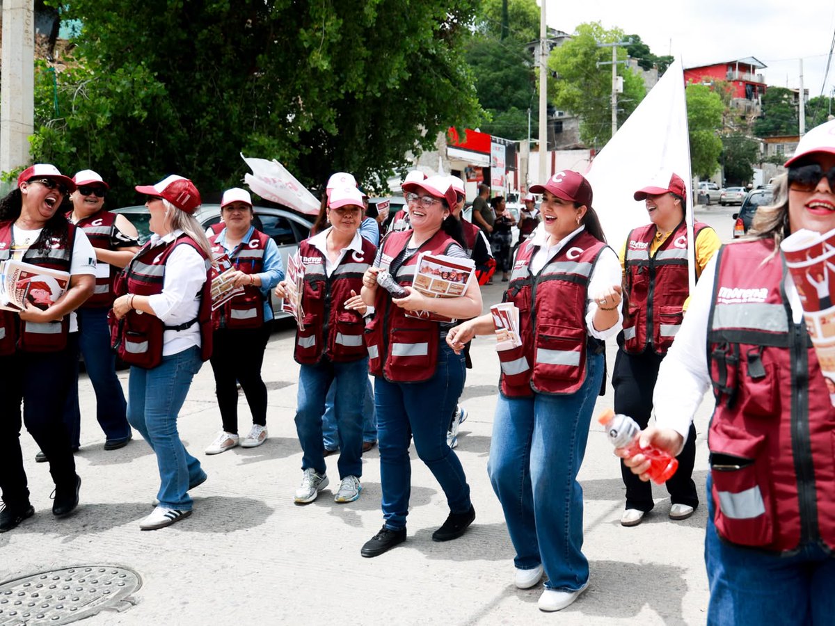 CelidaLopezc's tweet photo. En la colonia Tapiros compartimos un momento muy especial con sus vecinas y vecinos. #ConElPuebloTodo https://t.co/eYm7p4dPOY