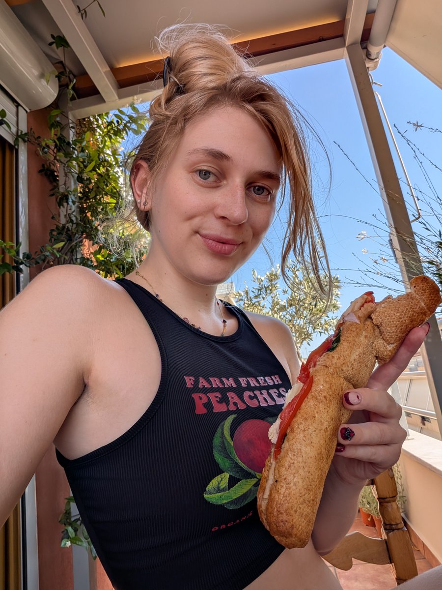 sunnyinmypocket's tweet photo. eat. your. vegetables. (this counts) https://t.co/RbGkuNHnUE
