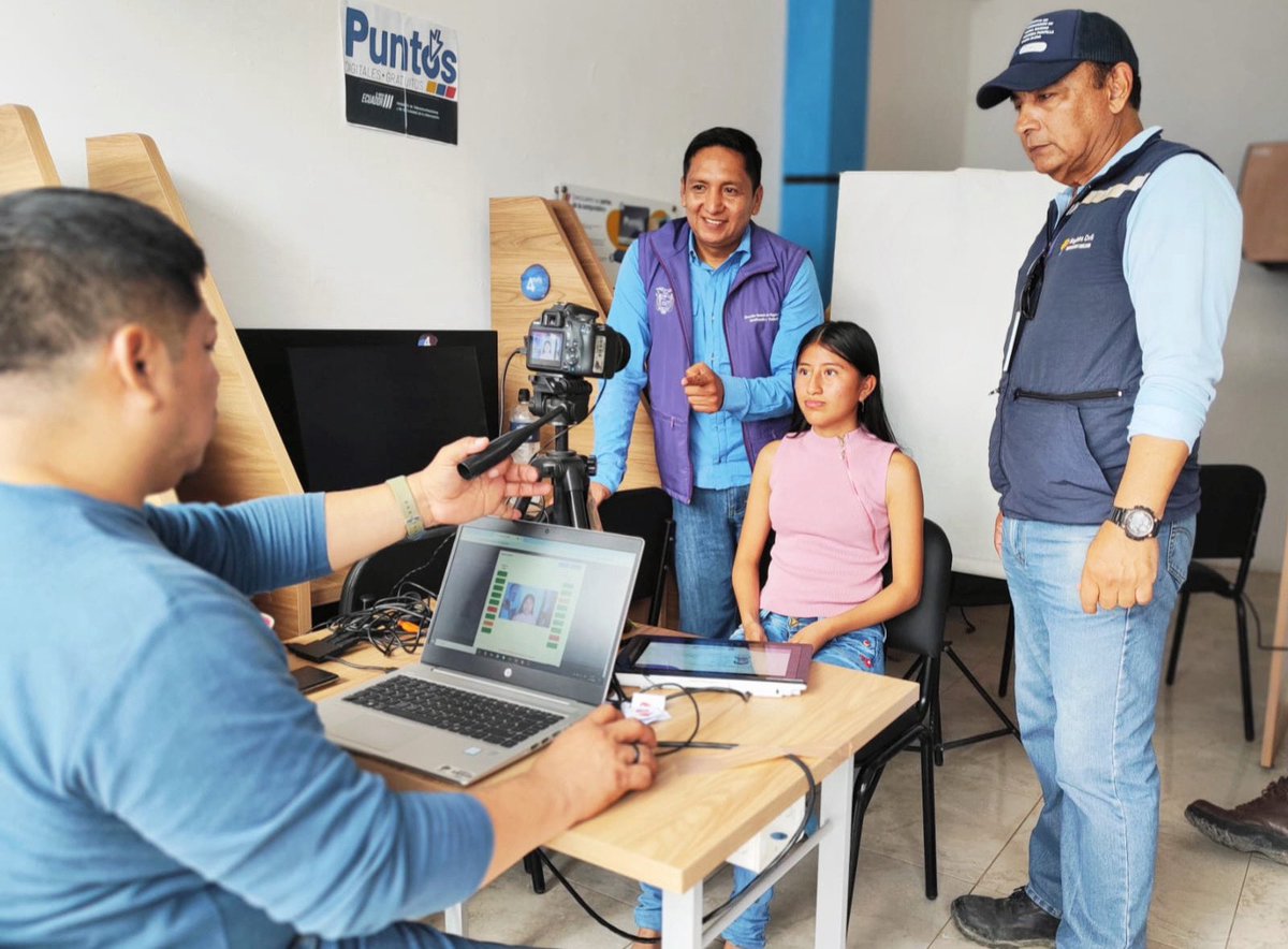 RCivil_Zona5's tweet photo. #SantaElena📍| Las #BrigadasMóviles de @RegistroCivilec llegan hasta la comuna Manantial de Guangala, en la parroquia #Colonche, acercando el servicio de cedulación a los moradores de esta zona. 🤝

🤝 ¡Más servicios, más cerca de la ciudadanía! 🇪🇨 https://t.co/CV4rqaV8YC