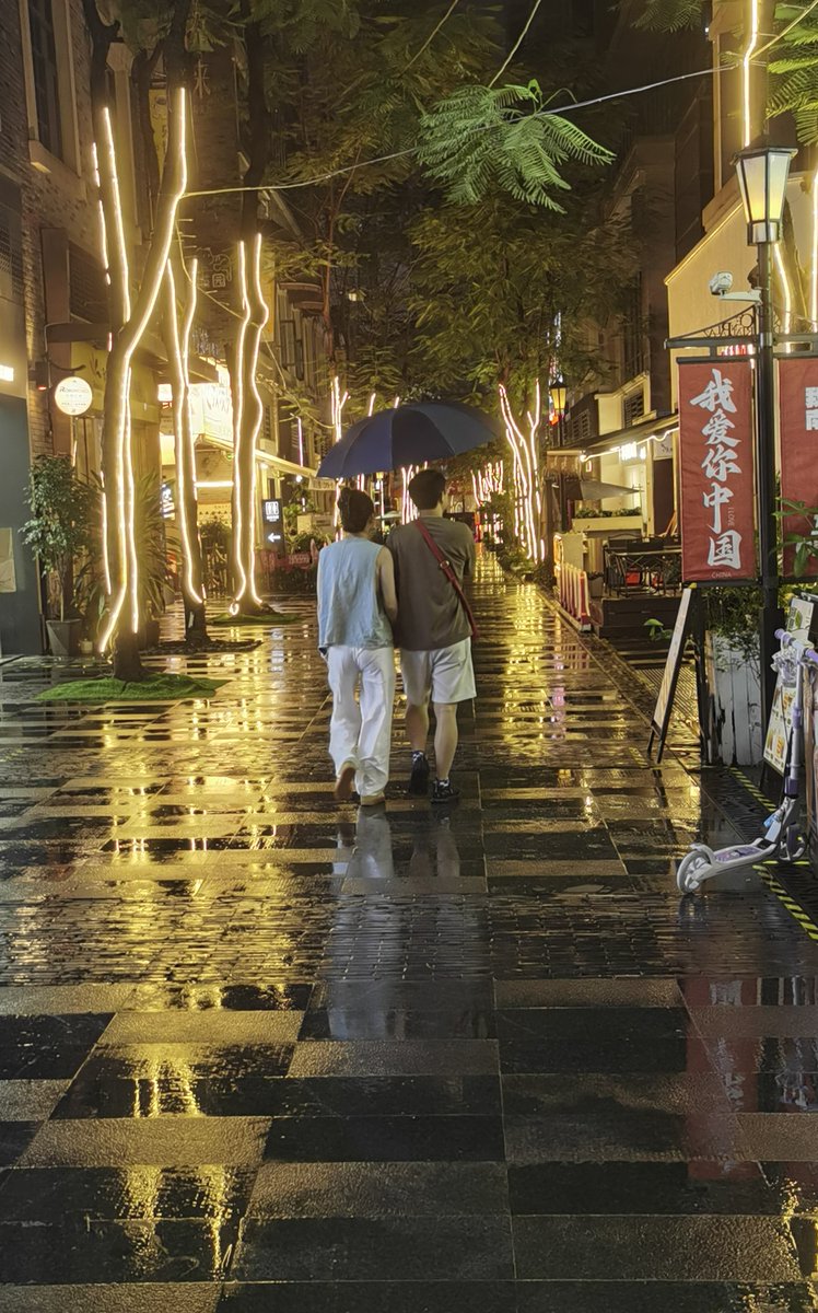 elp1935's tweet photo. Rainy afternoon street vibes—neon signs reflecting on wet asphalt, a stray cat napping in a shop doorway. Perfect little moment I didn’t plan for. https://t.co/iOm4iOICt2
