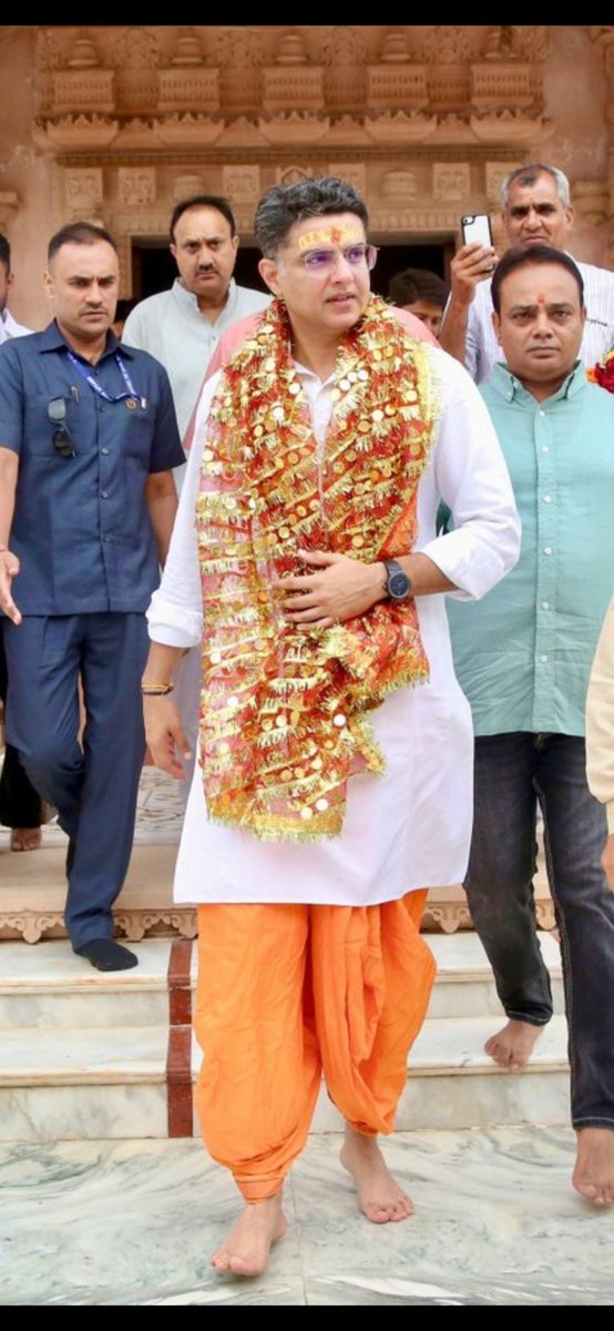 jethanandani14's tweet photo. सनातनी पायलट......... भगवा धोती....... वैसे भी जिस समाज में पायलट ने जन्म लिया है, वो समाज बेहद आध्यात्मिक समाज है.... ईश्वर व पशु के प्रति उस समाज का प्रेम जग जाहिर है! https://t.co/u6meN9QKdn