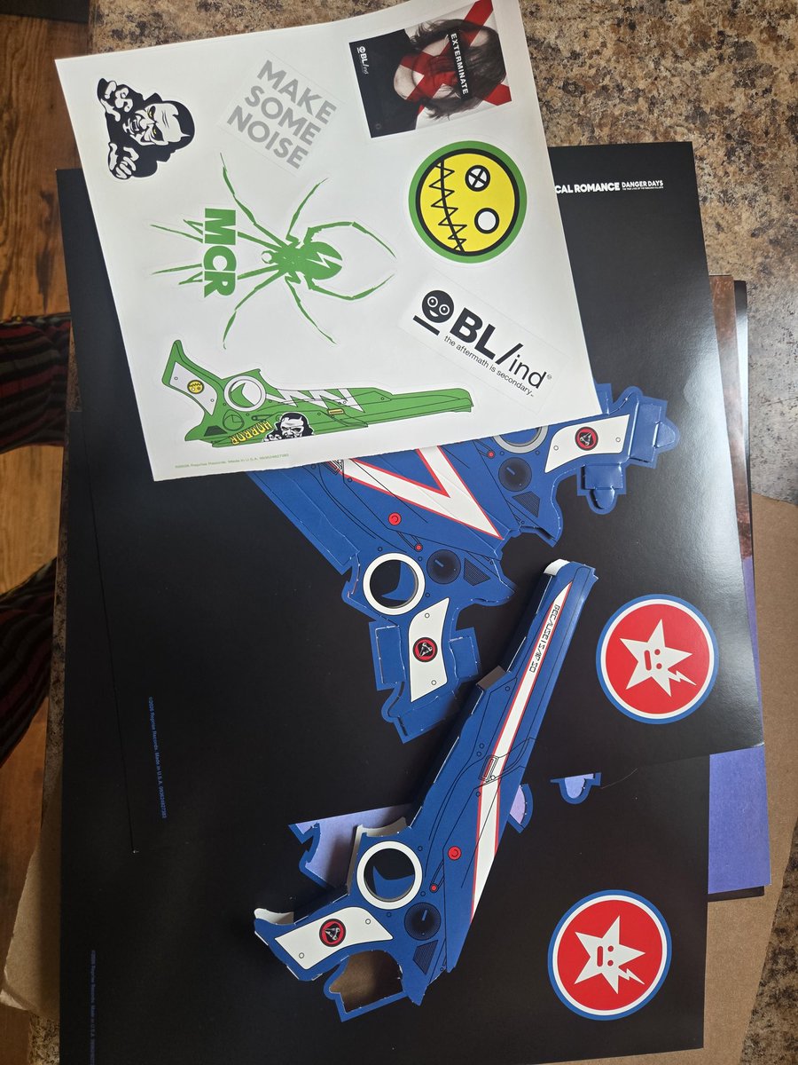 Noodle0610's tweet photo. I got my vinyl in the mail today, and it came with some Fun Ghoul stickers and not one but two Jet Star guns!

I'm not sure why though but they put kobra kids logo on the gun instead of Jet Stars, it's like that on both guns https://t.co/ptSo4Biy5V