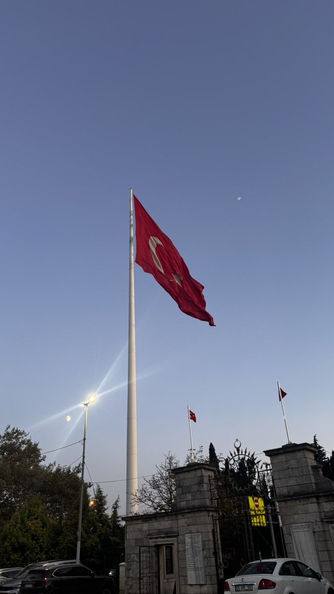 saredess's tweet photo. "Binlerce minareden aynı anda okunan selalar, ilk kez bir ölümü değil, bir dirilişi haber vermişti."
15 Temmuz 
🇹🇷 https://t.co/F8CRdoWhis