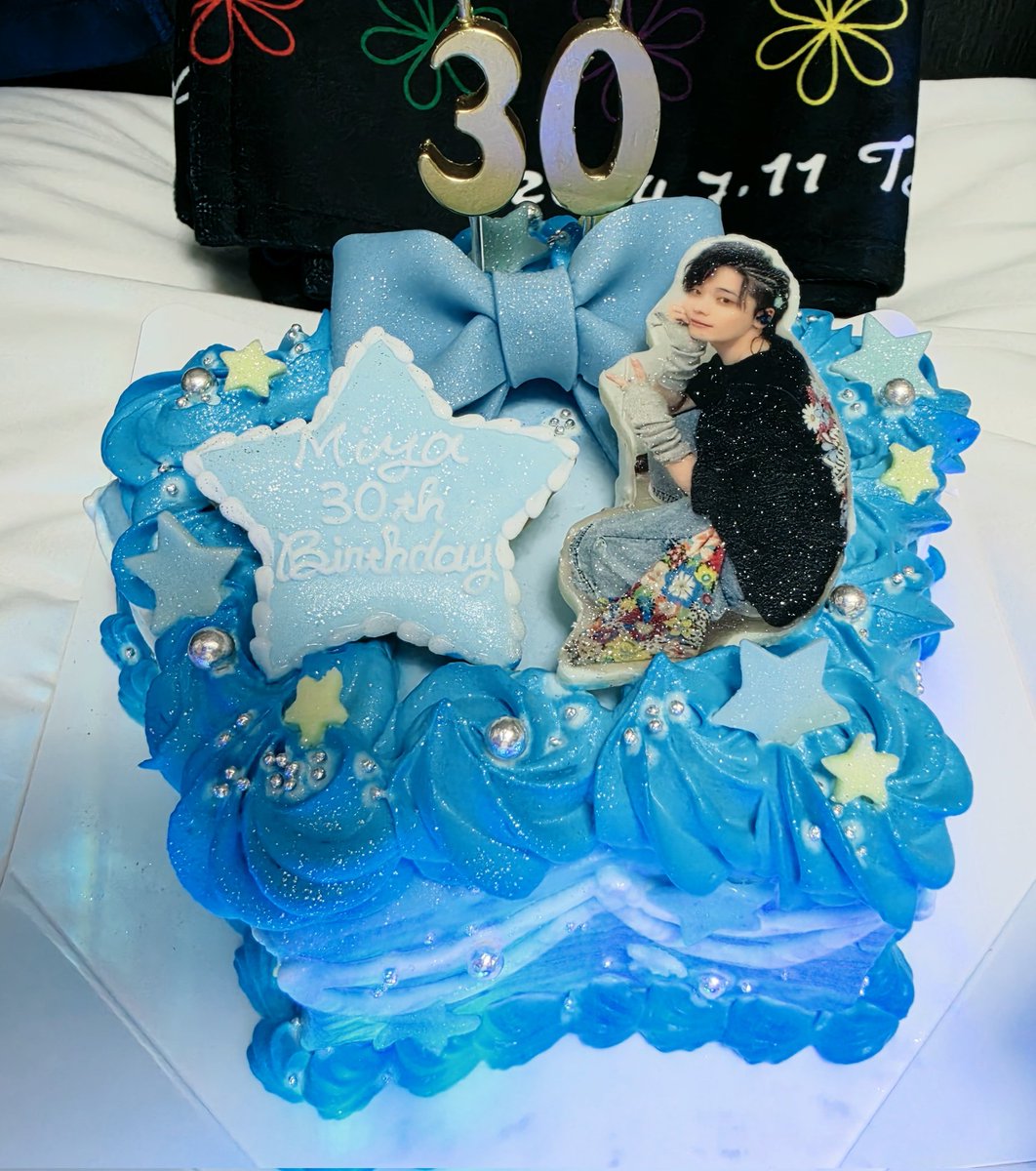 chi_miyamiya's tweet photo. 今年はフルオーダーケーキ！
エトラで仙台来たときにケーキの色と写真を本人に聞いたら
色→水色
写真→自分の思うビジュがいいやつ
とのことだったのでこうなりました－
今回は前夜祭からスタートしたよ
遅くなっちゃったけど、改めて
みや30歳おめでとう🎁🎂🎉
#誰にもナイショだよ僕からプレゼント https://t.co/Jiq3b82H0H