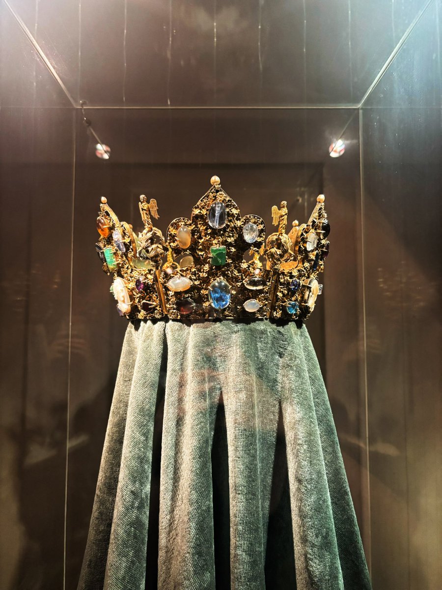 mildlydubious's tweet photo. seeing real medieval crowns makes me sad that the adaptations of asoiaf are so anti crown for some reason 😔 https://t.co/klIxzsCtB5