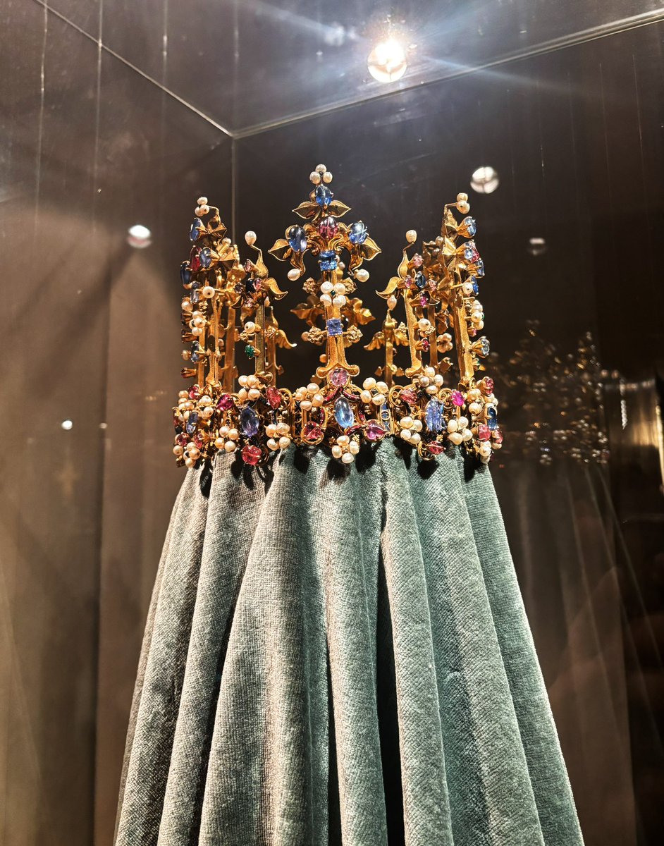 mildlydubious's tweet photo. seeing real medieval crowns makes me sad that the adaptations of asoiaf are so anti crown for some reason 😔 https://t.co/klIxzsCtB5