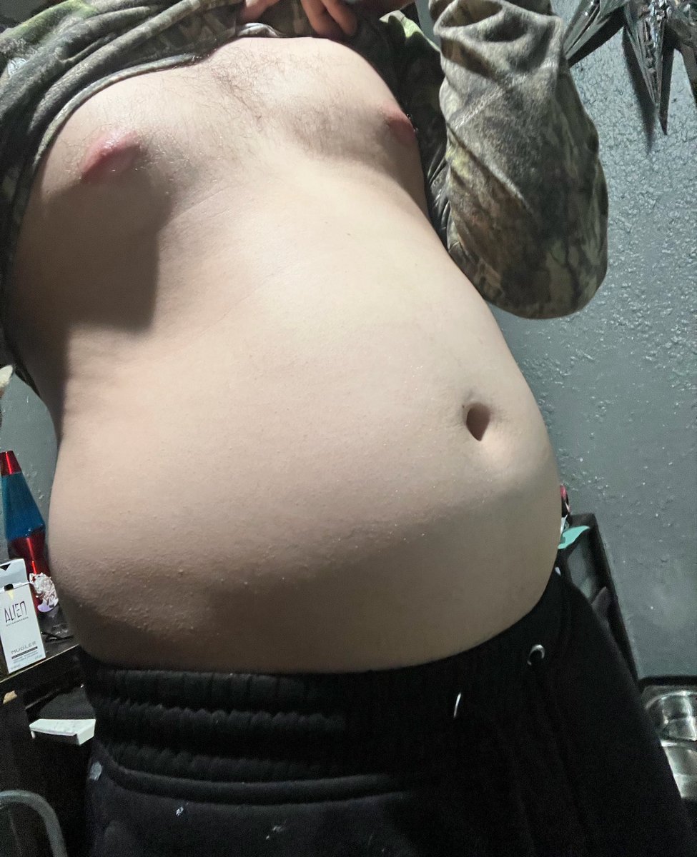 hungbellybro's tweet photo. @cbassdaddy8 @SamBam0728 let’s bump bellies https://t.co/MivOxfxkJn