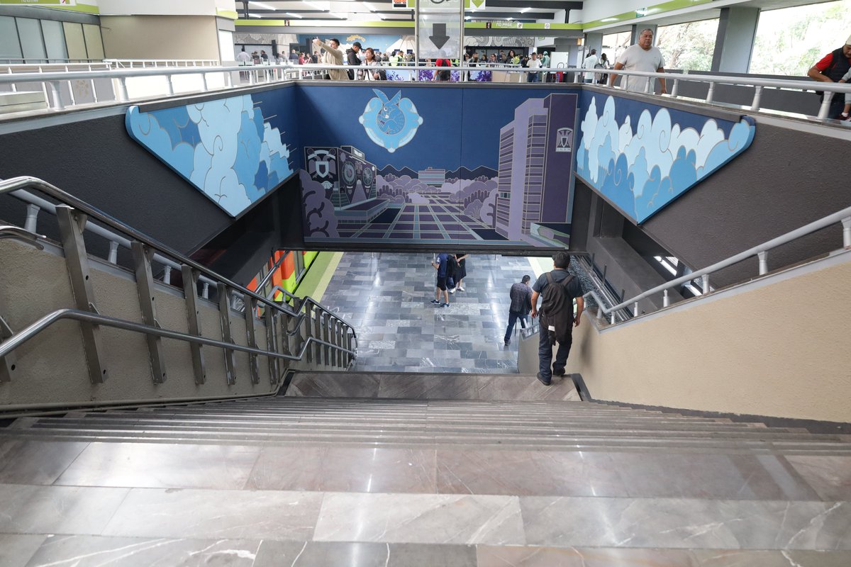 LaSEMOVI's tweet photo. El Secretario de Movilidad @HectorUlisesGN en compañía de la #JefaDeGobierno @ClaraBrugadaM, presentó la rehabilitación de la estación Universidad de la #Línea3 del @MetroCDMX la cual beneficia a más de 55 mil personas al día con trayectos cómodos y de calidad. 🚇🫡
Asimismo, informó sobre el proyecto para la renovación integral de toda la línea, una ruta que conecta el norte con el sur de la ciudad. 🏙️