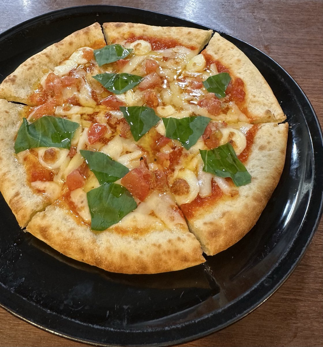 KansCafe's tweet photo. 今日も暑そうですが元気に営業します🇮🇹
夏バテ防止のためにもしっかり食べてスタミナアップ⤴️

カンズのマルゲリータはピッツァ人気NO.1✨✨
自家製のトマトソースは甘さと酸味のバランスを程よく配合してお子様でも食べやすい味にしています！

ご来店お待ちしてます🎀 https://t.co/45Rx5o2GOH