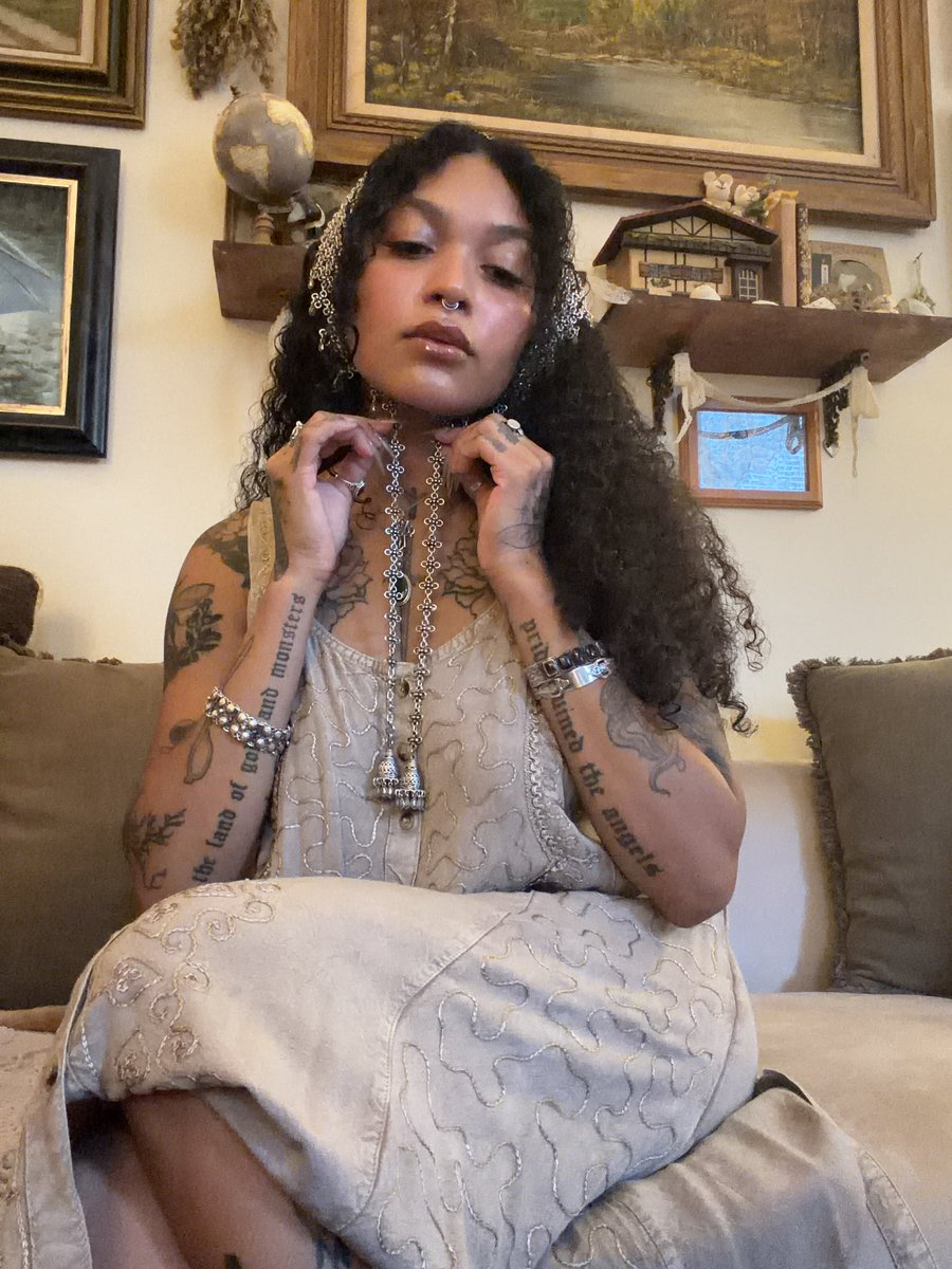 AMISHM0M's tweet photo. the ‘ostara’ headscarf ᚼ by lunadesangre https://t.co/4JqCWNuLQz