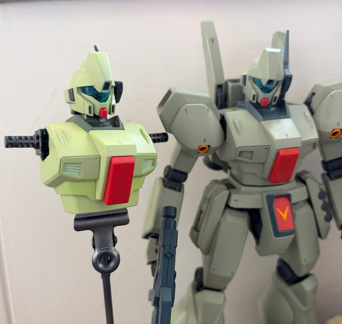 Gakucho7's tweet photo. おはようございます☀
MGジェガン製作😌
連邦メカの内部フレームはガンメタらしいのでサラッと塗装
パイロットはケーラのピンク色も考えましたが量産型は変に色付いてない方がらしいと思い通常の黄色へ
昔作った灰緑色の飴色よりはだいぶ設定に近いのではないでしょうか？😃 https://t.co/th8WqKZLxe