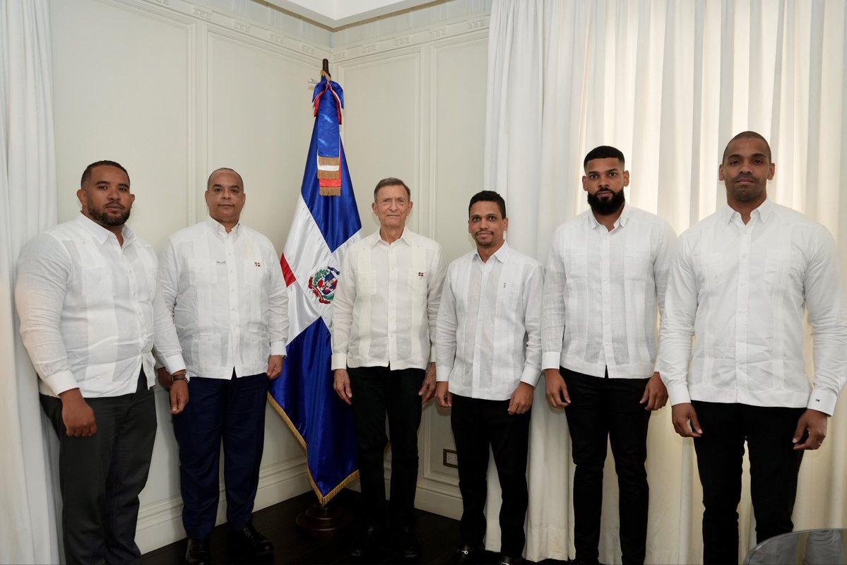 MIREXRD's tweet photo. El canciller @RobalsdqAlvarez sostuvo una reunión de trabajo con el viceministro @opinioantonio y el equipo de la Dirección de Protección a Nacionales, con el objetivo de pasar balance a la labor humanitaria realizada en Venezuela tras los recientes terremotos. https://t.co/XYcMx7lZYV