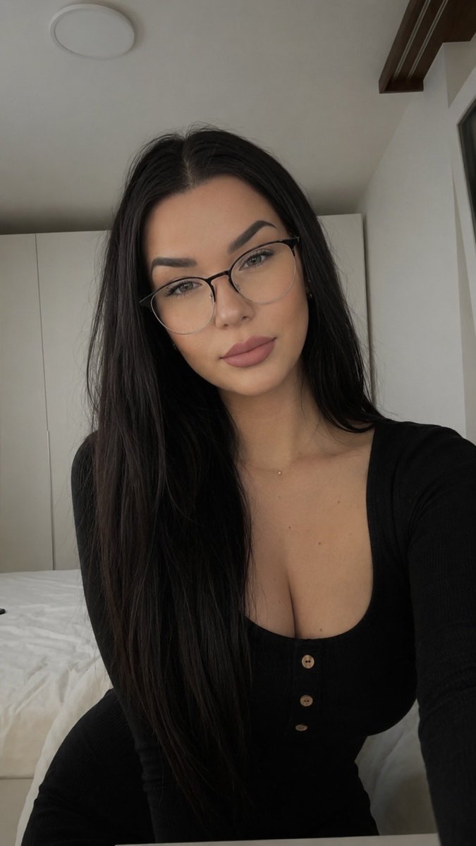 Engellly's tweet photo. Still lacking gaming content, but here’s a selfie. 🌙✨🖤

#CanadianStreamer #TwitchAffiliate #GamingCommunity https://t.co/n9CUVwMkJ8
