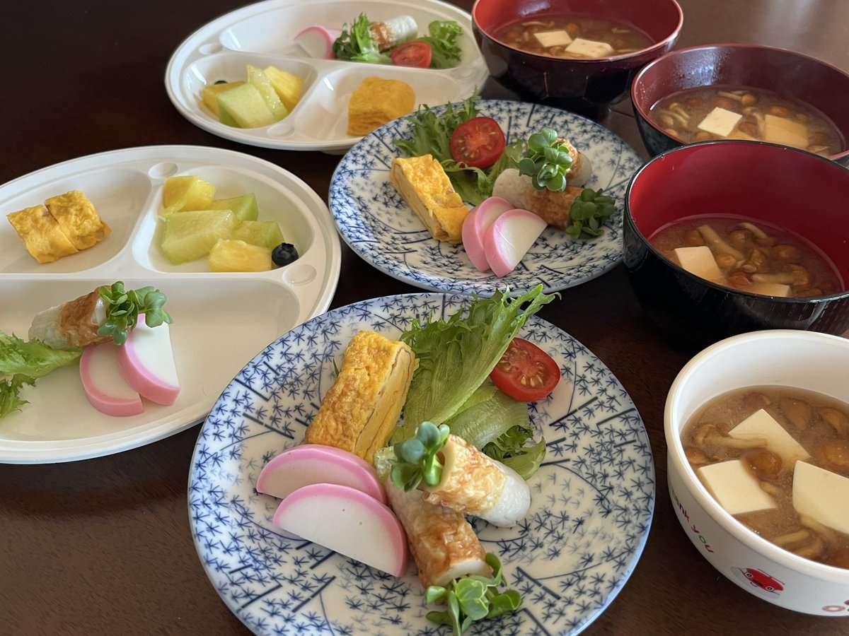 gochan_kitchen's tweet photo. ちくわにカイワレ入れてみました。
遊び心で作ってみましたが、言葉通り、子ども達は遊び始めてしまいました…

いってらっしゃい！

#おうちごはん
#子どもごはん
#朝ごはん https://t.co/LWBSWyJbVh