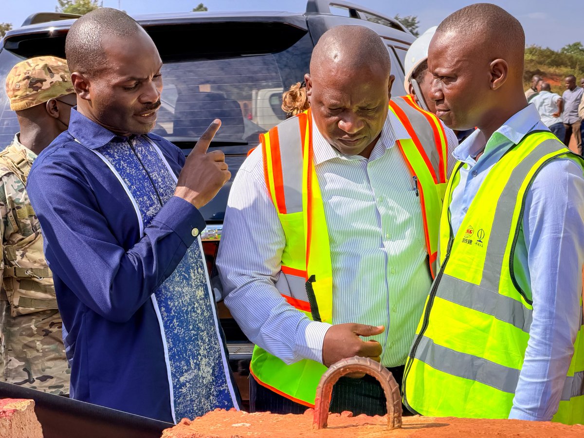 rechnaki's tweet photo. Great to see progress being monitored by Hon: Fred Byabakama on the Busega–Mpigi Expressway.
This project will ease traffic and boost trade along the Northern Corridor.
#InfrastructureUG #GovtOfUg
#GoldenPosts
@MoWT_Uganda
@audcomu https://t.co/aD8DykWK4g