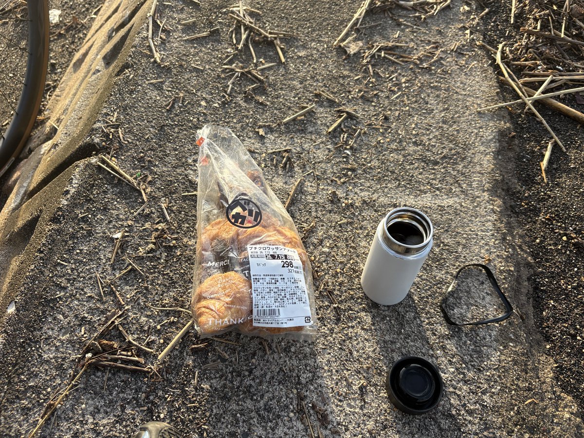 kenkifu's tweet photo. 今日はトライアルの
クロワッサン🥐
で朝ごパンライド🚴
5時台は涼しいけど
6時過ぎると暑いね🫠
#cannondale
#topstonecarbon
#トライアル https://t.co/GZCksrkAum