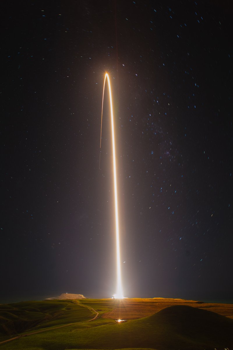 RocketLab's tweet photo. "If you look at the large space companies of today they have the ability to build a satellite, launch a satellite, and provide a service." 

@Peter_J_Beck joins @BBC Talking Business to discuss what it means to be an end-to-end space company. https://t.co/TKgjAP2QIs https://t.co/yR7rNPrCCl