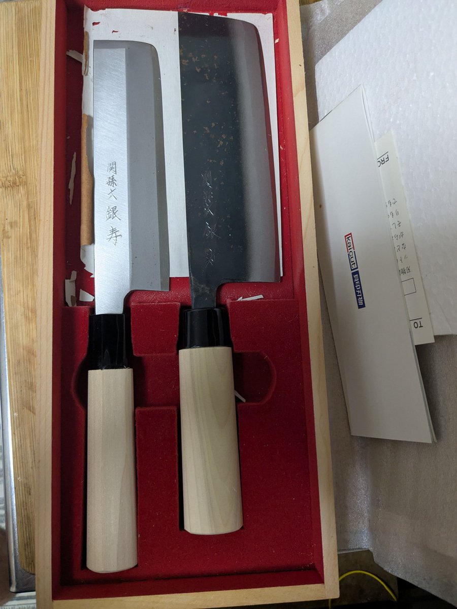 rongc8's tweet photo. 新しい包丁(菜切り包丁)が欲しくて探してたら良さげな出物があって購入。無駄に道具が欲しくなるのは男の性(さが)か https://t.co/Lajghaj24U