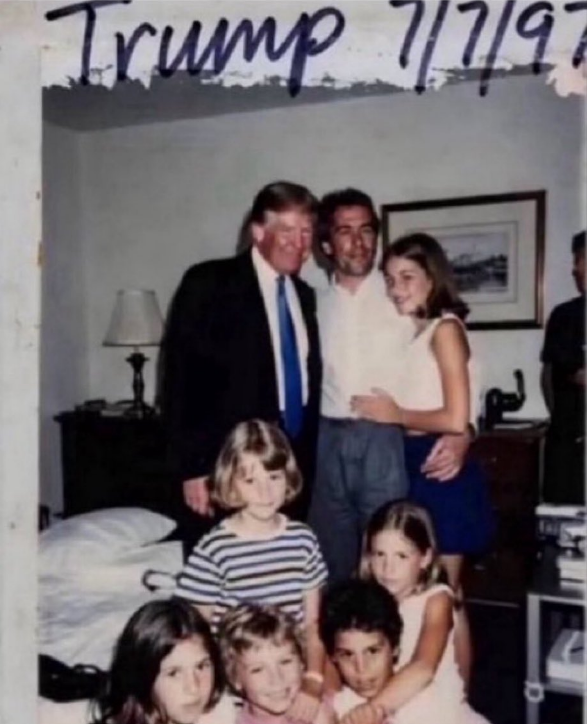 MauricioIs79143's tweet photo. @TrumpDailyPosts ¿𝗤𝗨É 𝗦𝗘 𝗢𝗖𝗨𝗟𝗧𝗔 𝗗𝗘𝗧𝗥Á𝗦 𝗗𝗘𝗟 𝗧𝗘𝗟Ó𝗡? https://t.co/N63of6XBnS