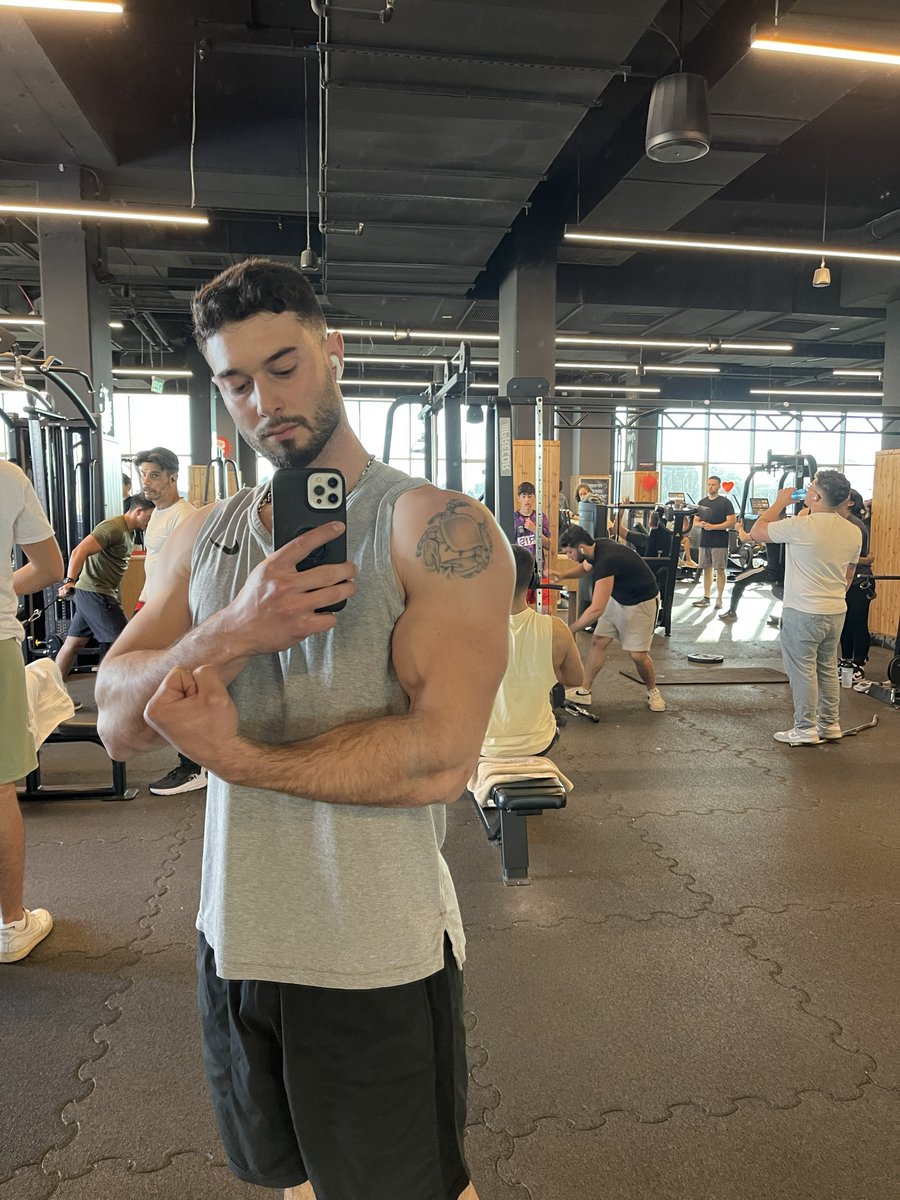 Masterapex6's tweet photo. @AbuilderFlex I hope this made your day a little better. 😉 https://t.co/zNO7IcFpGz